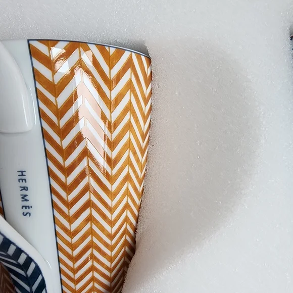 GIFTABLE Hermès Les Cabanes Set of 2 Herringbone Mugs - Picture 5 of 12